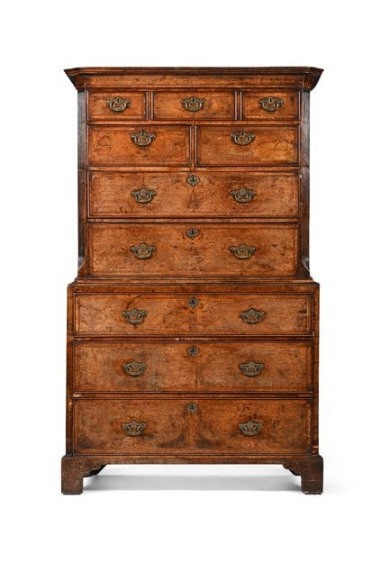 COMMODE DE STYLE GEORGE II, EN NOYER ET ORNÉE DE B