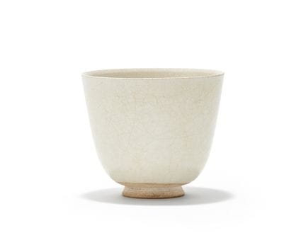 Taza china de esmalte blanco, presumiblemente de l