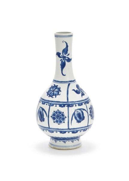 一件中国青花瓶，康熙年间（1662-1722）作品，瓶身呈球状，饰以釉下青花及浮雕釉彩，纹样为风格化