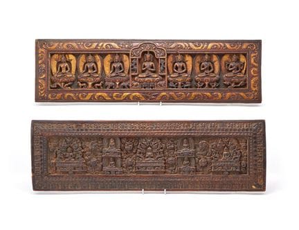 Une couverture de manuscrit tibétaine en bois laqu