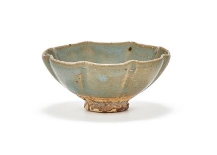 一件小型中国宋代（960-1279年）钧釉花口盞，内壁有紫色斑点，直径8.3厘米。来源：原属英国巴斯