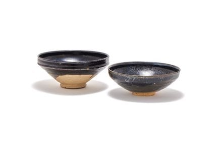 两只中国黑釉碗，元代（1271-1368），较大的碗直径17.5厘米。来源：威尔弗雷德·斯图尔特·德