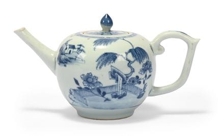一件中国外销青花带盖茶壶，清代，约1750年，高12.5厘米。来源：佳士得“南京船货”专场，第209