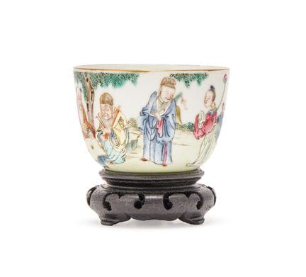 Eine chinesische Teetasse der „Famille Rose“-Serie