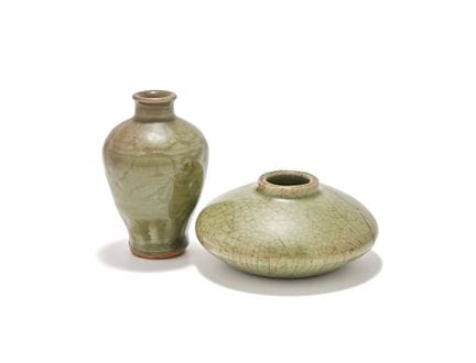 一件小型中国龙泉青釉花瓶，明代（1368-1644），模制，饰有花卉纹样，高12厘米；另附一件中国龙