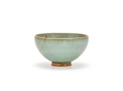 一件小型中国钵窑““泡泡”碗，宋代（公元960至1279年），碗身圆润，自微外扩的足部向上延伸至微微