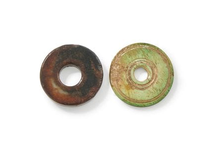 Eine kleine chinesische Bi-Scheibe aus brauner und