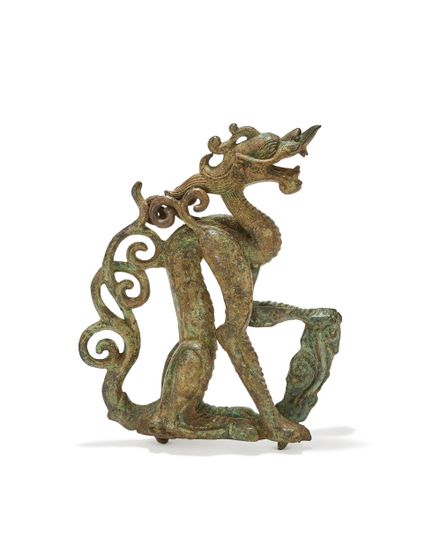 Une rare figurine en bronze représentant un dragon