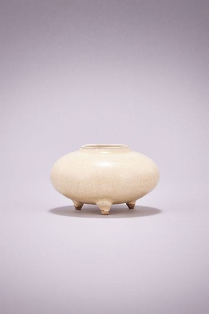 一件中国沧州白釉三足水壶，元代（1271-1368），透明釉下覆盖釉浆，釉面布满开片，宽8厘米×高4