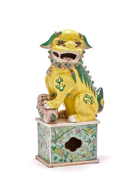 Un gran león budista chino esmaltado en «verte-jau
