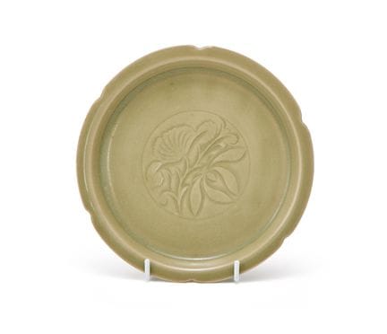 Un raro plato lobulado con esmalte celadón de Yaoz