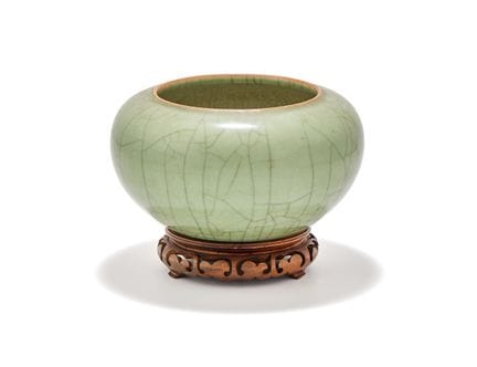 Un plato chino de celadón con esmalte «guan», del 
