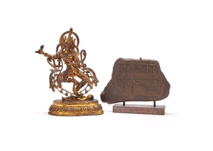 Une figurine en alliage de cuivre doré représentan