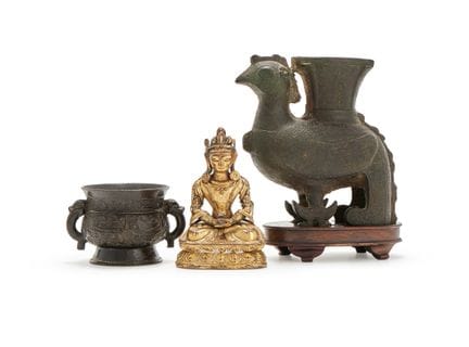 Un ensemble de trois objets en bronze chinois, com