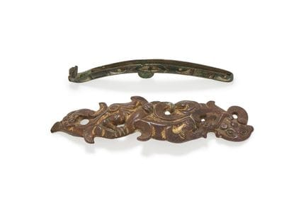 Zwei chinesische Gürtelhaken aus Bronze aus der Ze