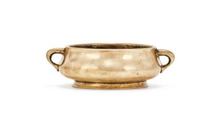 Ein chinesisches Bronzerauchgefäß mit zwei Henkeln