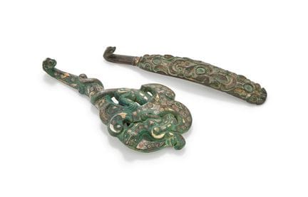 Zwei chinesische Gürtelhaken aus Bronze, bestehend