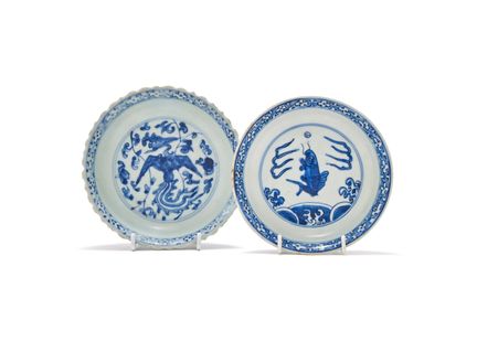 Dos platillos chinos azules y blancos del siglo XV