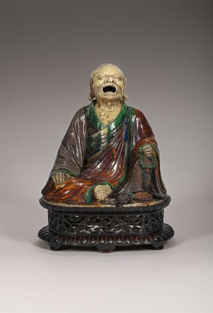 Una figura de cerámica china de gran tamaño y poco