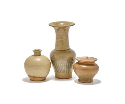 一件中国青釉花瓶，元代（1271-1368），高22厘米，另附一件中国白釉土鲁花瓶，宋/元代，高12