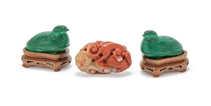 Un par de pájaros en miniatura chinos de malaquita