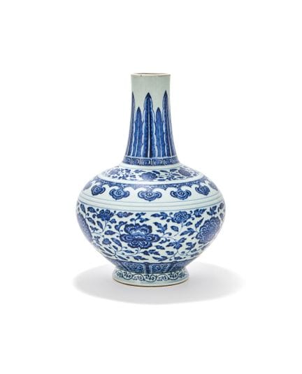 Eine chinesische blau-weiße Chrysanthemenvase mit 
