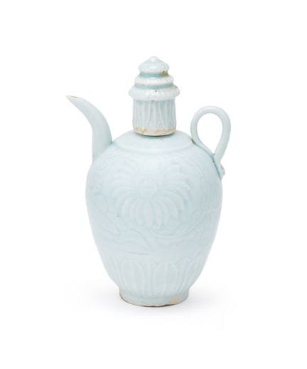 一件中国南宋（1127-1279年）青白釉菊花纹持壶，壶身模制有菊花纹样，高22厘米，附QED热释光