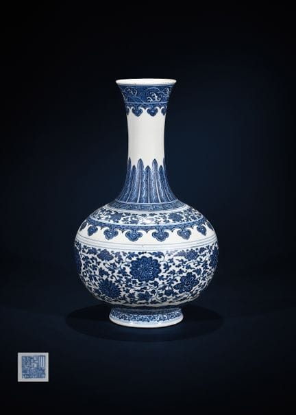 一件中国青花瓶形器，为乾隆年间及该时期所制 （1736-1795年）的青花瓶，球形瓶身以明代风格绘制