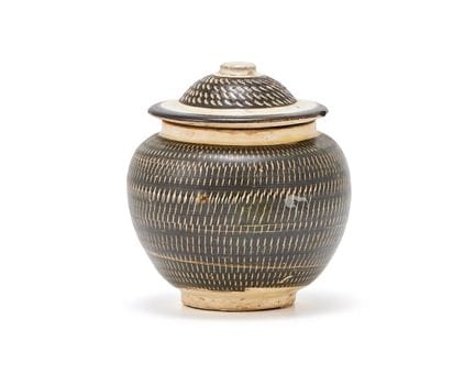 一件中国郴州陶罐及盖，饰有滚花纹饰；宋代（960-1279）；灰色石质陶胎，表面施以乳白色釉，并覆以