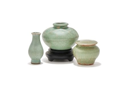 一件中国龙泉青釉小罐，元代（1271-1368），罐肩处饰有一对飞龙浮雕，高8厘米；另附一件中国微型