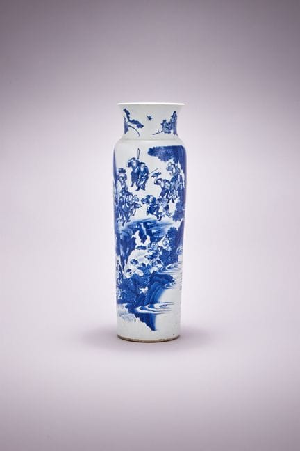 Un raro jarrón chino azul y blanco con motivos de 