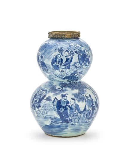 一件大型中国青花双葫芦形“道教神仙”花瓶，道光年间（1821-1850）瓶身上部生动描绘了“十二花神
