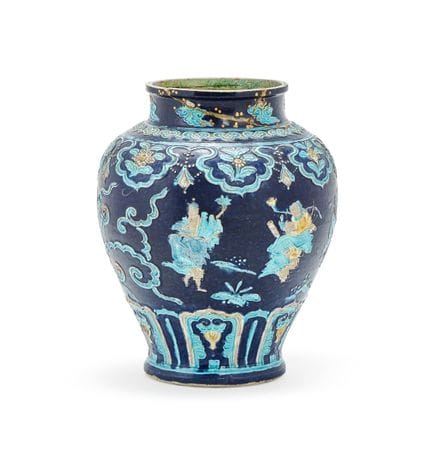 一件大型中国“八仙”芙华花瓶，明代。球形瓶身饰有八仙图案，瓶足外围饰有风格化的花瓣带，瓶颈处饰有垂饰