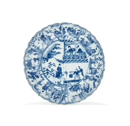 Eine chinesische blau-weiße Schale mit Motiven aus