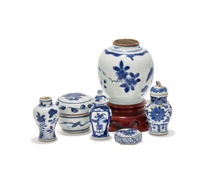 一套六件中国青花器物，包括花瓶、盒及盒盖，具体包括：一件17世纪的中国青花“梅”纹罐，绘有假山与花卉