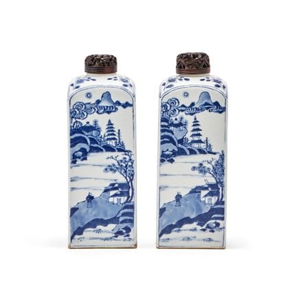 Ein Paar chinesischer quadratischer Flaschen in Bl