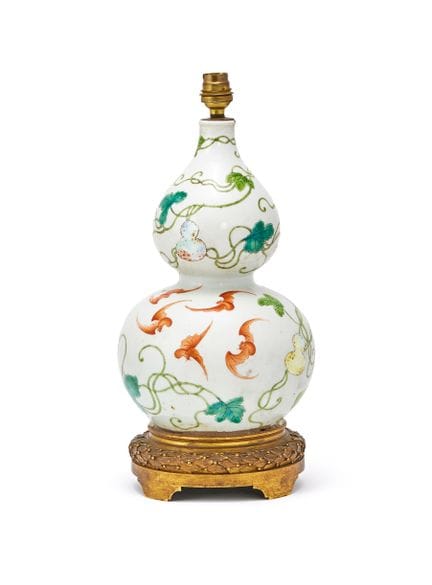 一件中国粉彩“双葫芦”花瓶，带有嘉庆年款及时代标志 （1796-1820）花瓶高29.5厘米，曾改作