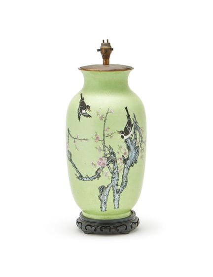 Eine chinesische Sgraffito-Vase aus Porzellan mit 