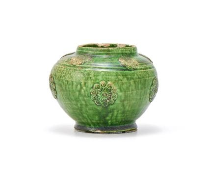 中国小绿釉罐，晚唐或辽代，罐身模制花朵纹样，高9.5厘米。来源：某女士藏。参见斯蒂芬·容昆三世（St