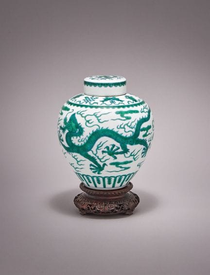 一件中国青釉“龙纹”带盖罐，带有乾隆年款，属乾隆时期（1736-1795），制作精良，罐身呈渐细的卵