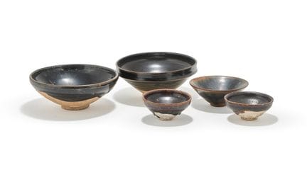 Fünf chinesische, schwarz glasierte Gefäße aus Hen