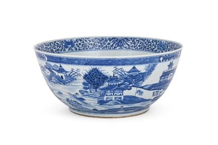 一只大型中国青花碗，清代，19世纪，碗身绘有岛屿上的宝塔，以及乘船和过桥的人物，直径40厘米。来源：