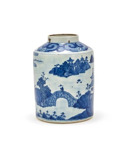 † 一只中国青花茶罐，19世纪，罐身绘有岛屿上宝塔连绵不断的景致，高36厘米，十九世纪 青花山水台阁