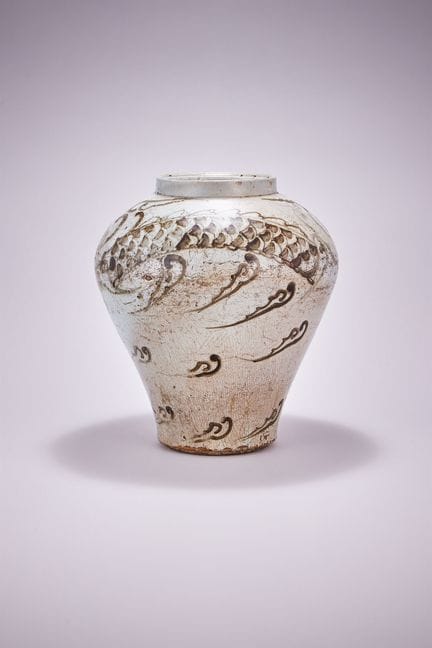 Jarra coreana de gres decorada con motivos de «dra