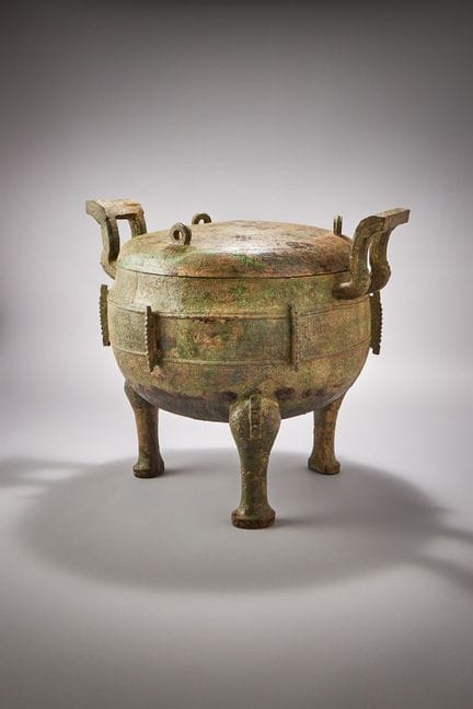 Ein großes archaisches chinesisches Bronzegefäß mi