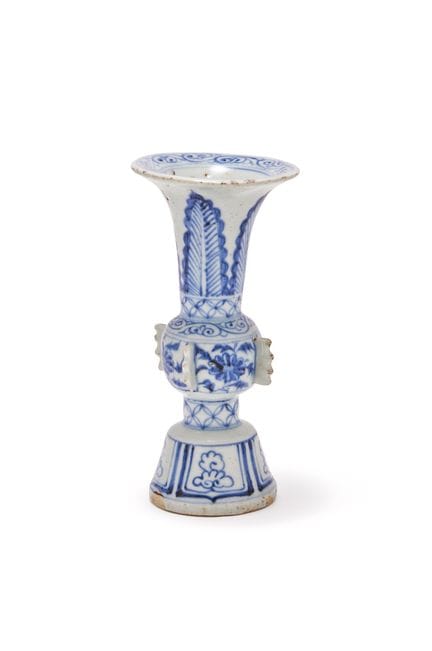 一件中国青花蕉叶花卉纹花觚，元代（1279-1368），中央带凸缘的壶颈绘有花卉纹样，喇叭形壶颈饰以