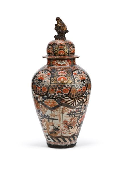Un gran jarrón japonés de estilo Imari con forma d