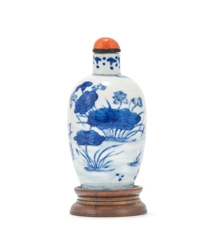 Y 一件中国青花“荷塘图”鼻烟壶，18世纪，壶身绘有连绵不断的荷塘景致，配珊瑚壶塞，高8.5厘米，带