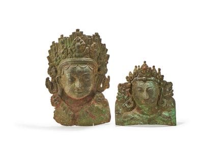 两件铜质浮雕面具，尼泊尔，可能为17世纪作品，均戴有精美的花冠，其中一件描绘了湿婆神，高度分别为41