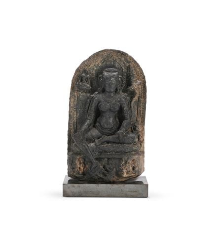 帕拉风格的黑色石质塔拉·孟加拉石碑，约10世纪，光环周围铭文模糊不清，高50厘米×宽31厘米×深13